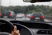 Lái ôtô dưới mưa bão - những lưu ý tài xế Việt nên biết