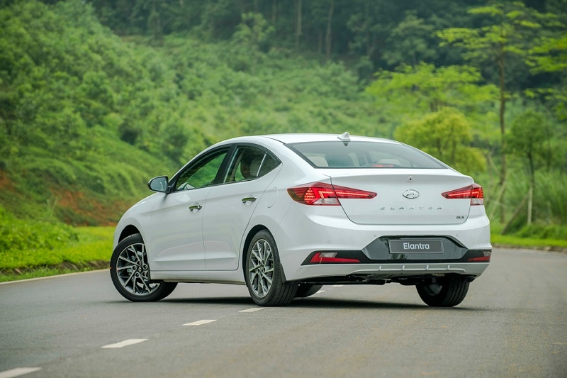 Chọn Kia K3 Premium hay Hyundai Elantra 1.6AT,  trong tầm giá 650 triệu?
