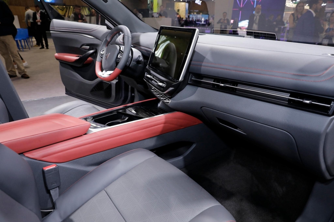 Ảnh thực tế VinFast VF 7 tại triển lãm Paris Motor Show 2022