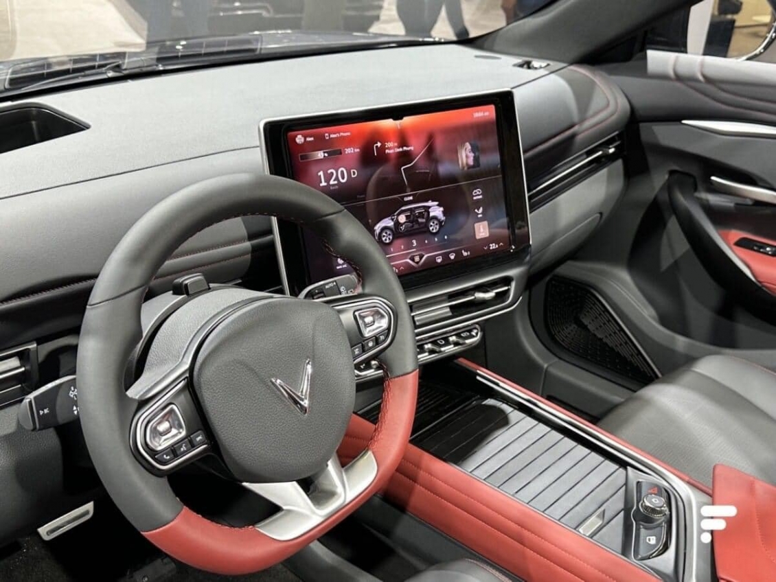 Ảnh thực tế VinFast VF 7 tại triển lãm Paris Motor Show 2022