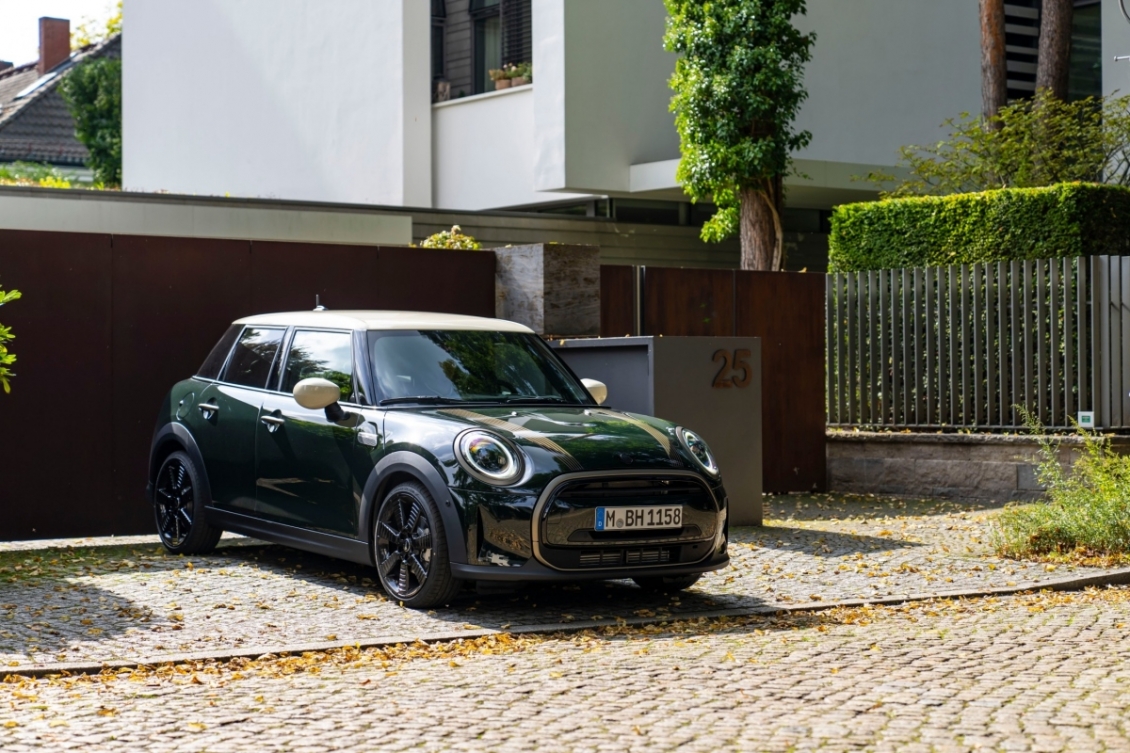 Khám phá Mini Cooper S 5-Cửa Resolute Edition giá 2,3 tỷ đồng tại Việt Nam