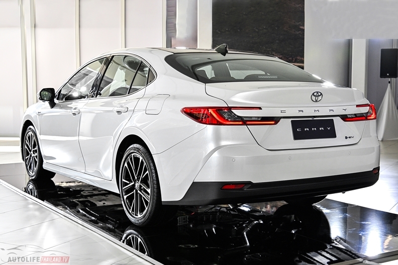 Toyota Camry 2025 ra mắt tại Thái Lan, giá quy đổi từ 1,09 tỷ đồng