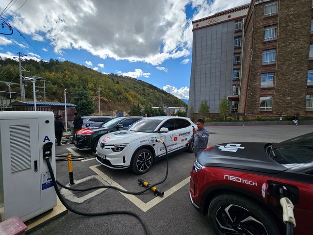 VinFast VF 8 chinh phục núi cao hơn 4.000 mét trên hành trình đến Tây Tạng