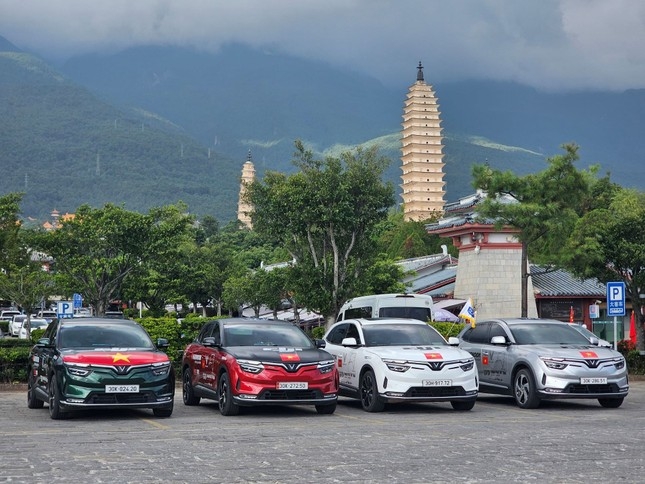 VinFast VF 8 chinh phục núi cao hơn 4.000 mét trên hành trình đến Tây Tạng