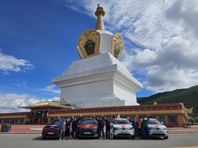 VinFast VF 8 chinh phục núi cao hơn 4.000 mét trên hành trình đến Tây Tạng