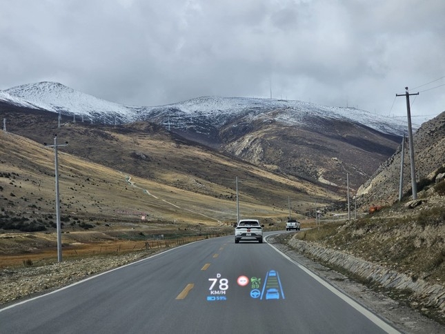 VinFast VF 8 chinh phục núi cao hơn 4.000 mét trên hành trình đến Tây Tạng