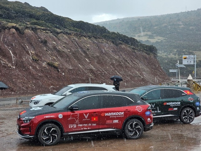 VinFast VF 8 chinh phục núi cao hơn 4.000 mét trên hành trình đến Tây Tạng