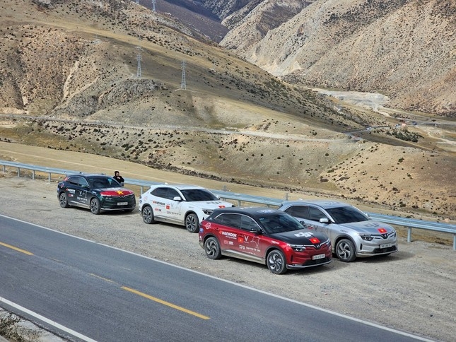 VinFast VF 8 chinh phục núi cao hơn 4.000 mét trên hành trình đến Tây Tạng