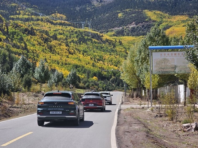 VinFast VF 8 chinh phục núi cao hơn 4.000 mét trên hành trình đến Tây Tạng