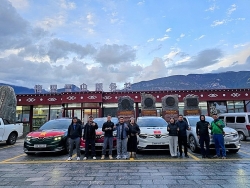 VinFast VF 8 chinh phục núi cao hơn 4.000 mét trên hành trình đến Tây Tạng