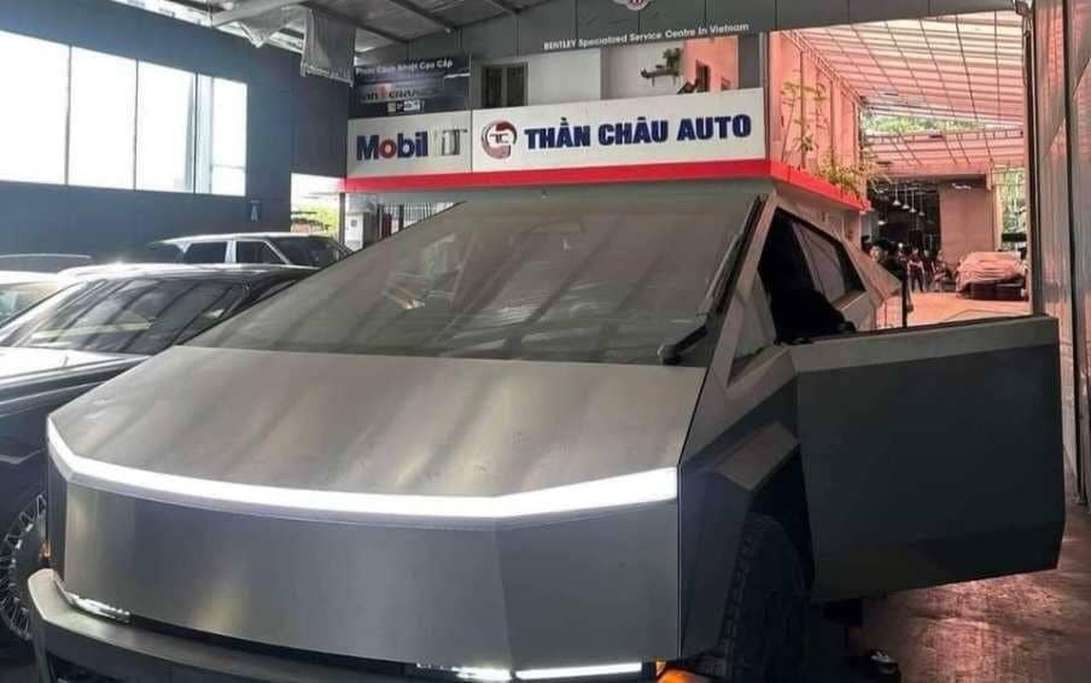 Xe bán tải điện Tesla Cybertruck đầu tiên về Việt Nam