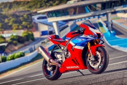 Honda CBR1000RR-R Fireblade 2024 chốt giá hơn 1 tỷ đồng tại Việt Nam