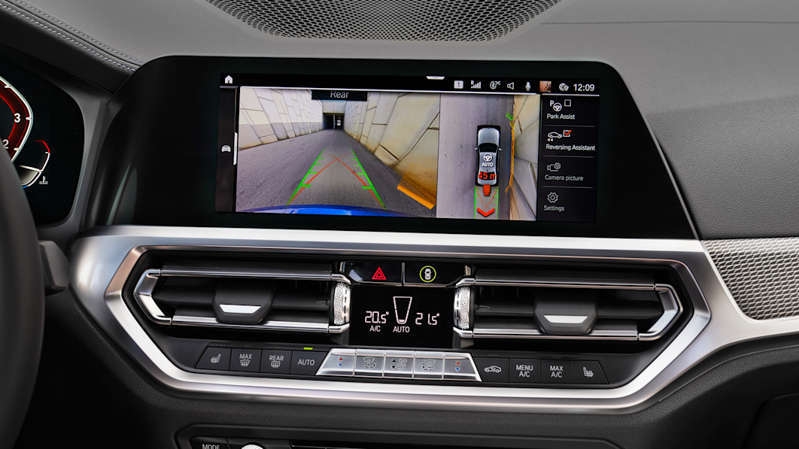 Vì sao xe sang BMW bị cắt bỏ màn hình cảm ứng?