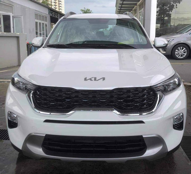 Kia Sonet Deluxe MT