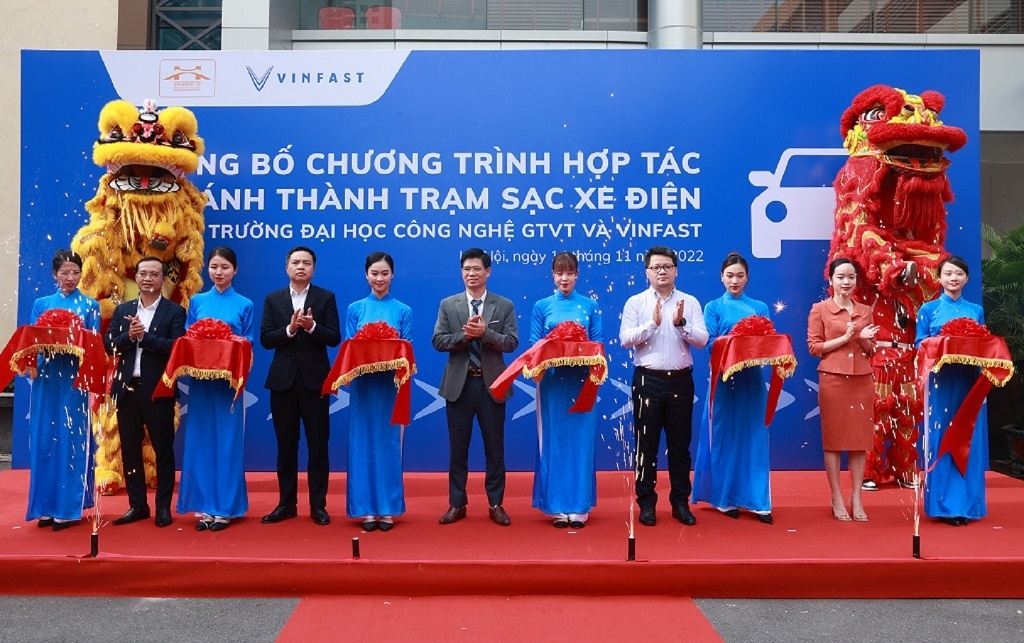 Trường Đại học công lập đầu tiên tại Hà Nội lắp đặt trạm sạc ô tô điện Trường Đại học công lập đầu tiên tại Hà Nội lắp đặt trạm sạc ô tô điện