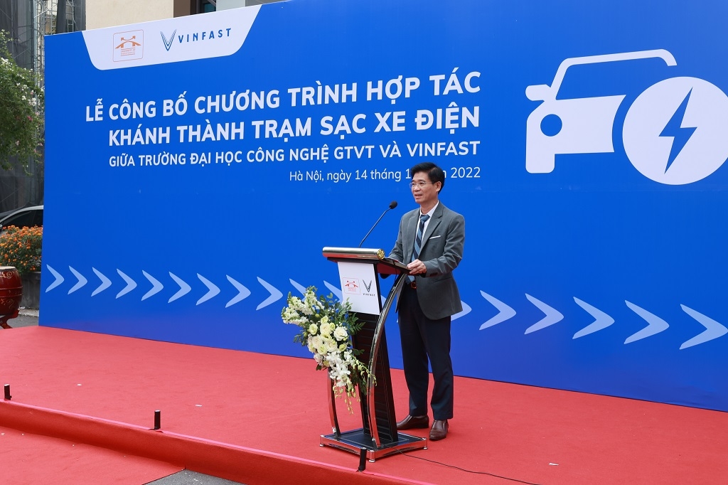 Trường Đại học công lập đầu tiên tại Hà Nội lắp đặt trạm sạc ô tô điện Trường Đại học công lập đầu tiên tại Hà Nội lắp đặt trạm sạc ô tô điện