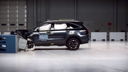 Vì sao Kia Sorento 2025 vẫn chưa được chấm điểm an toàn cao nhất?