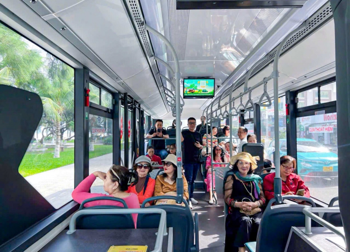 Người dân và du khách Nha Trang hào hứng trải nghiệm buýt điện VinBus