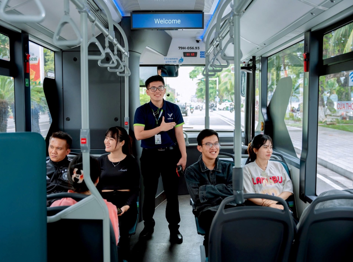 Người dân và du khách Nha Trang hào hứng trải nghiệm buýt điện VinBus