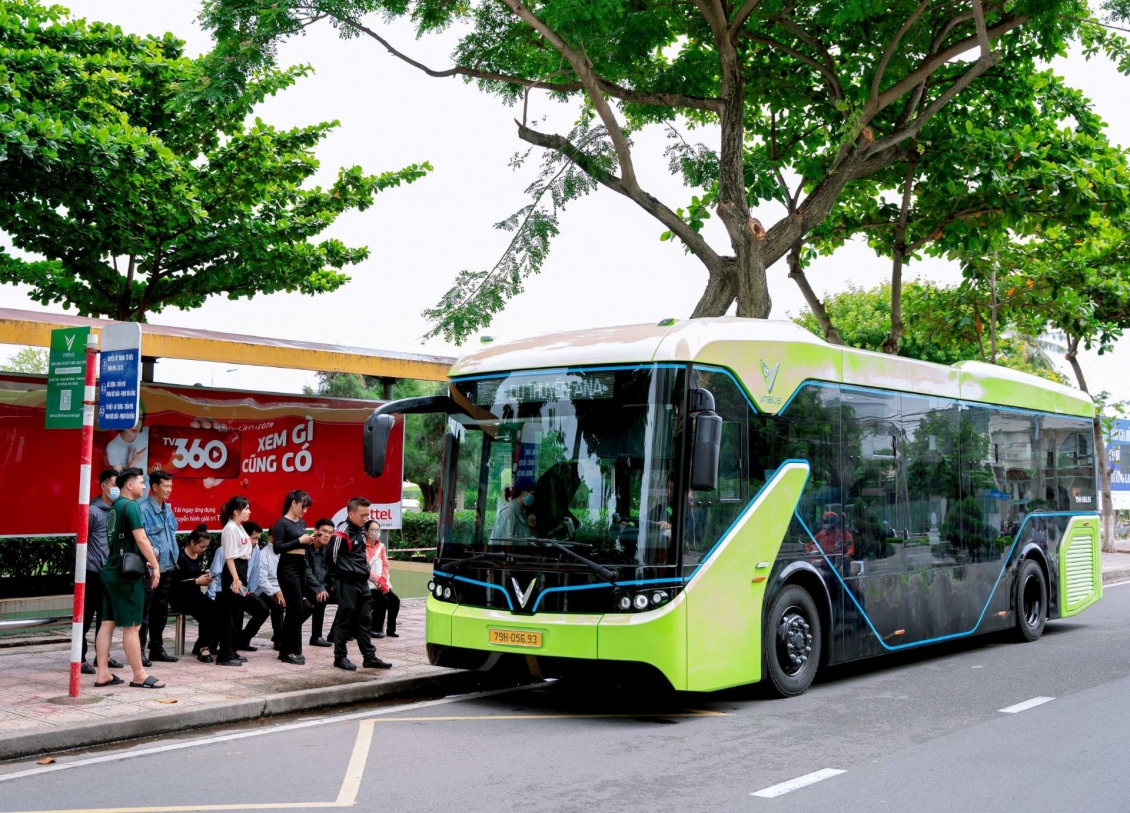 Người dân và du khách Nha Trang hào hứng trải nghiệm buýt điện VinBus