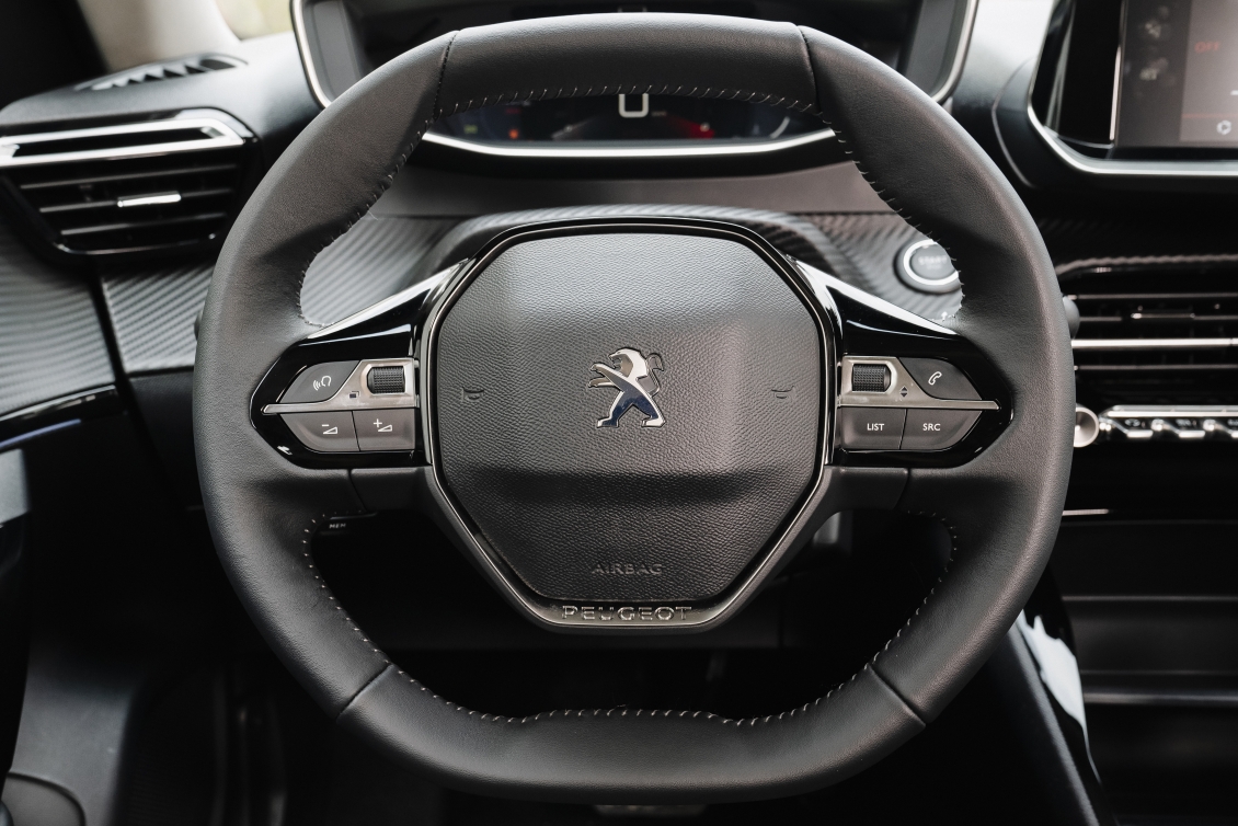 Peugeot 2008 chốt giá từ 739 triệu, đấu Hyundai Kona