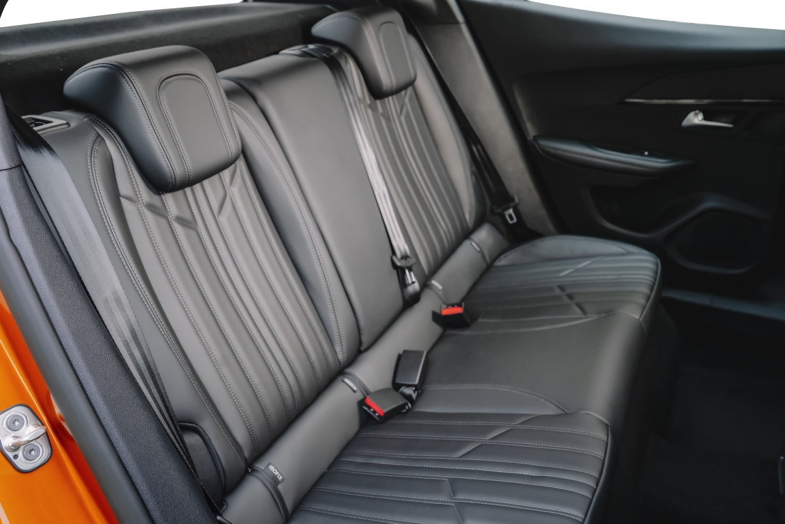 Peugeot 2008 chốt giá từ 739 triệu, đấu Hyundai Kona