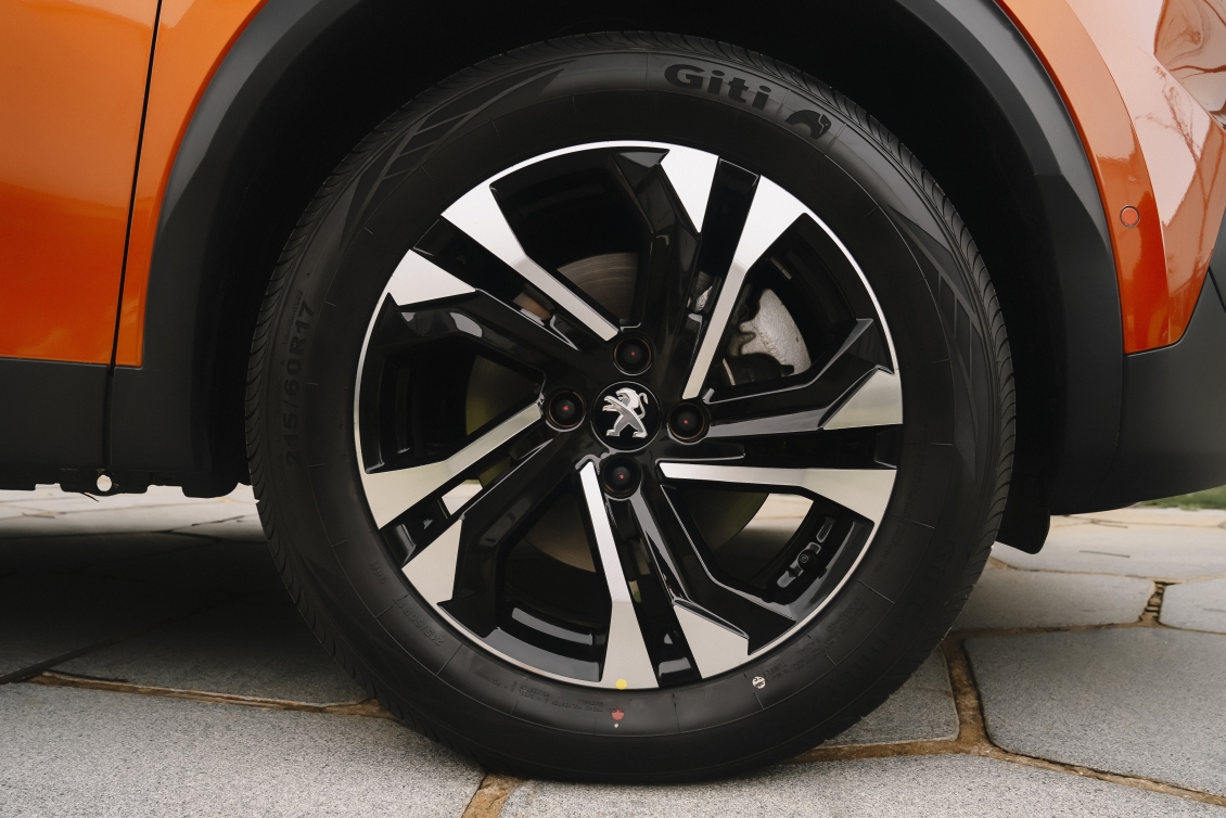 Peugeot 2008 chốt giá từ 739 triệu, đấu Hyundai Kona