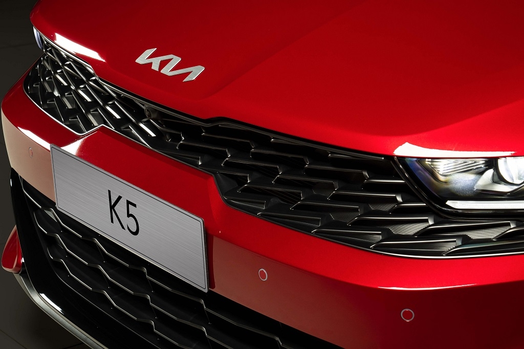Giá từ 869 triệu, KIA K5 có thể đấu Toyota Camry?