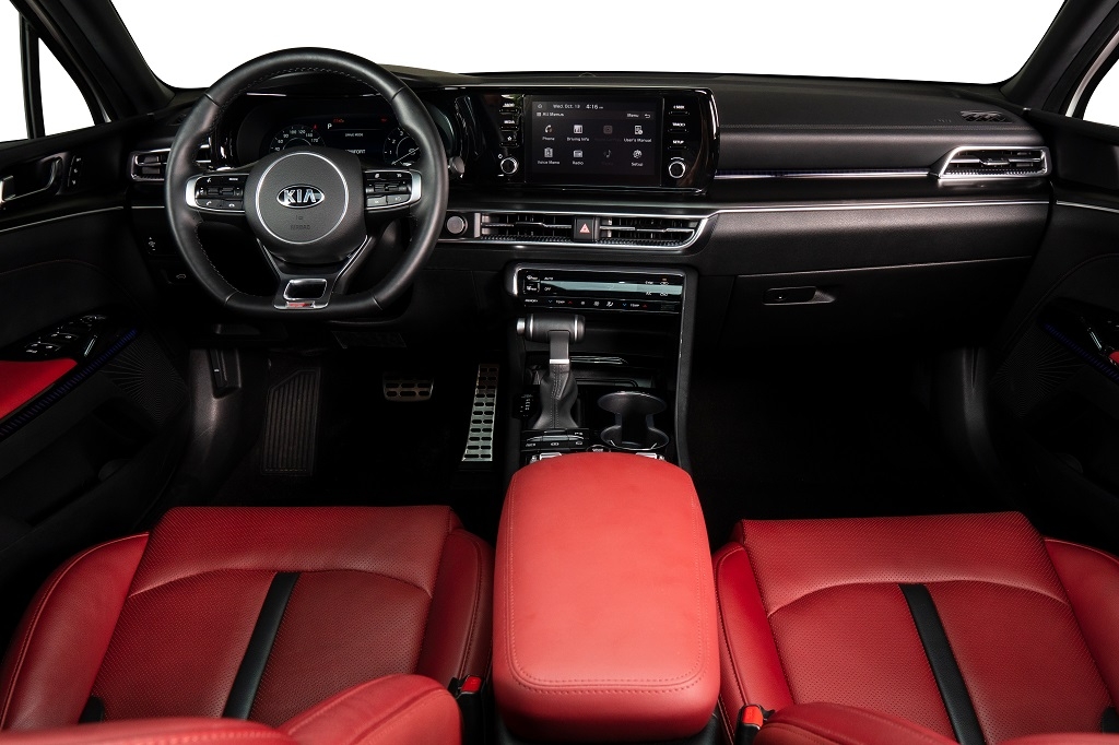 Giá từ 869 triệu, KIA K5 có thể đấu Toyota Camry?