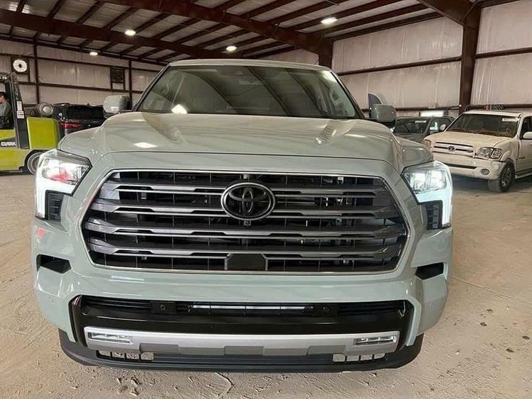 Toyota Sequoia được chào bán hơn 7 tỷ đồng tại Việt Nam