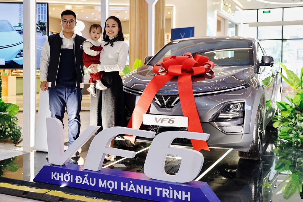 VinFast bàn giao lô xe VF6 đầu tiên cho khách hàng