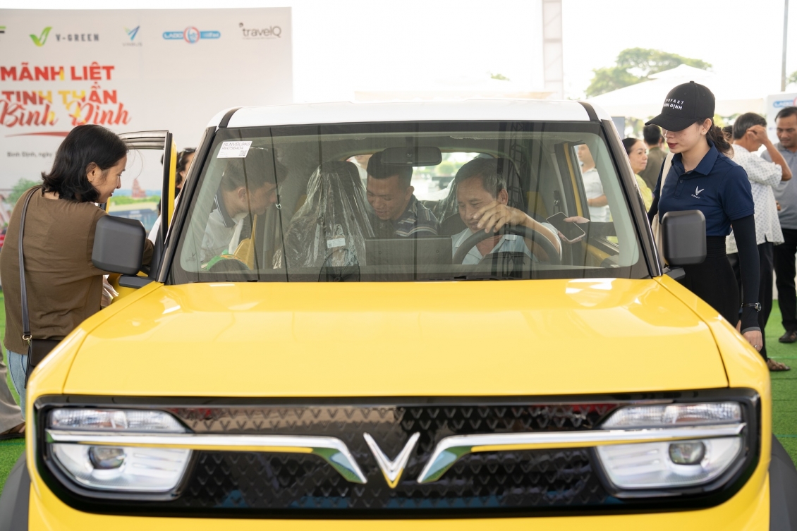 Ước mơ 4 bánh thành hiện thực 'trong phút mốt' với VinFast VF3