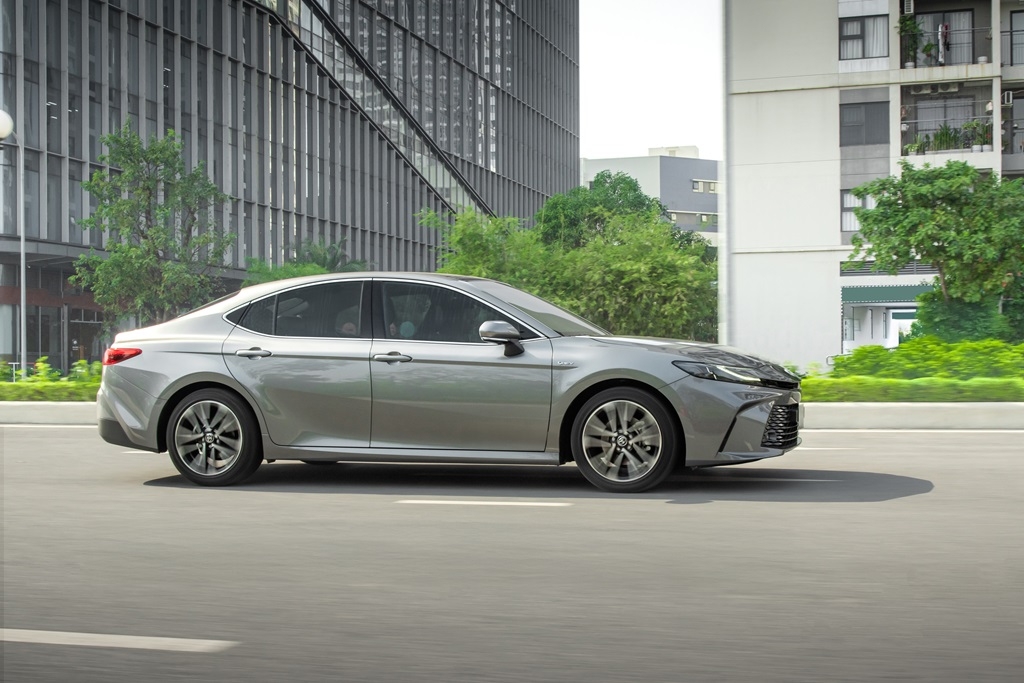 Toyota Camry 2025 có giá từ 1,2 tỷ đồng tại Việt Nam