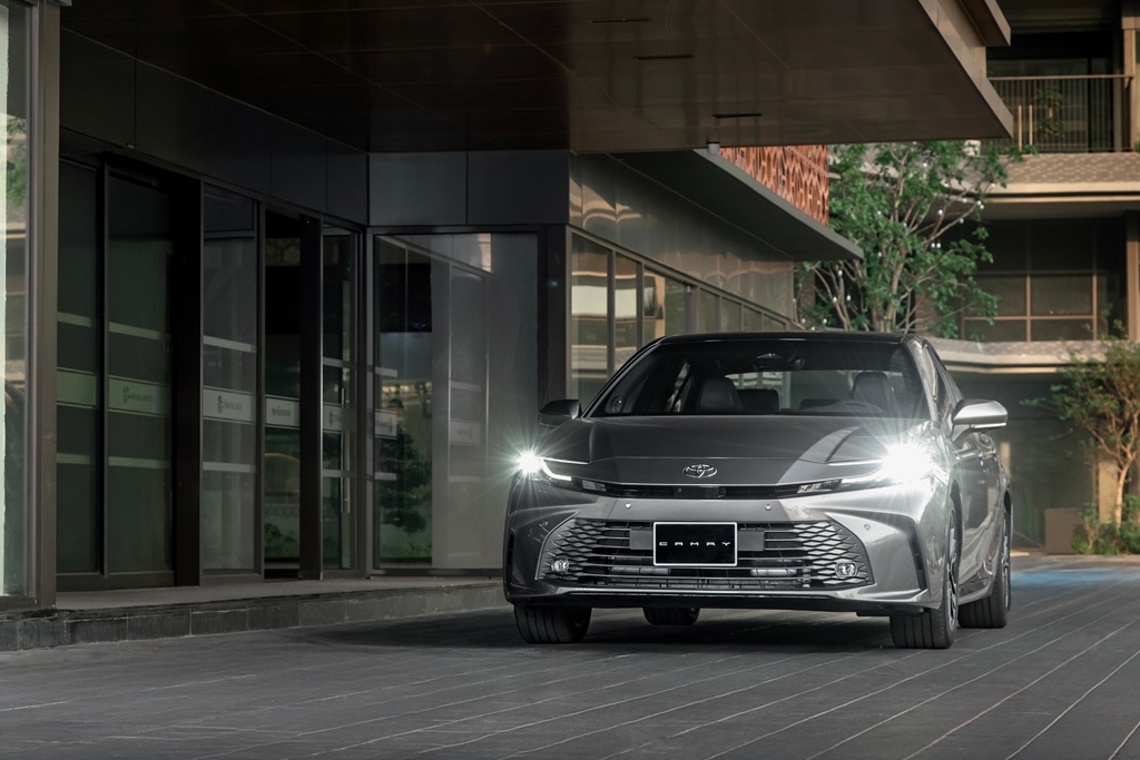 Toyota Camry 2025 có giá từ 1,2 tỷ đồng tại Việt Nam