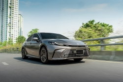 Toyota Camry 2025 chốt giá từ 1,2 tỷ đồng tại Việt Nam