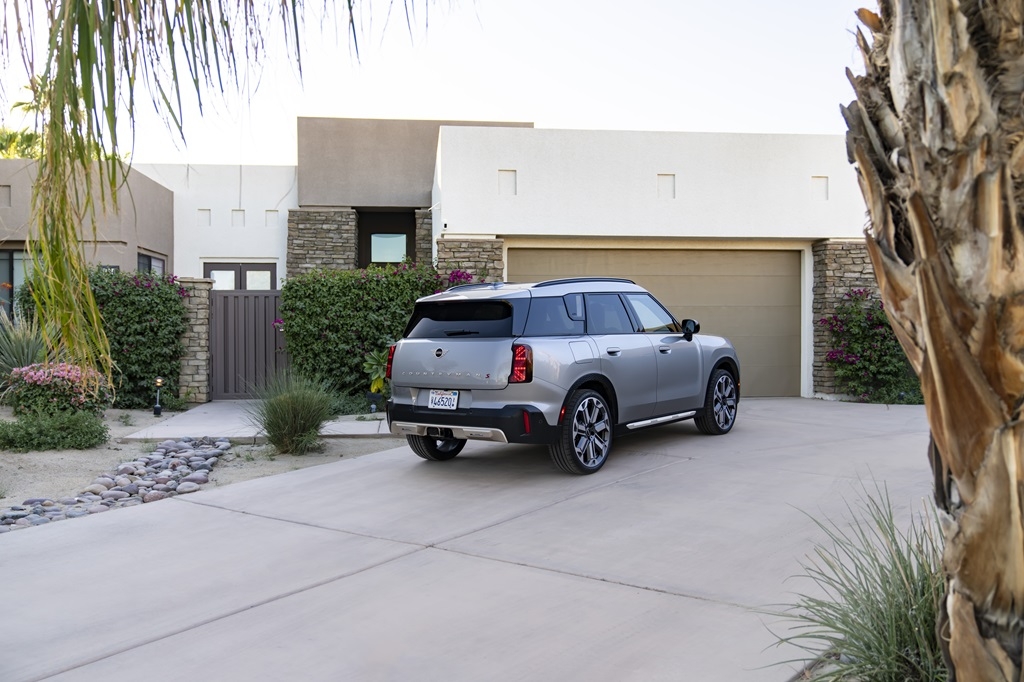 MINI Countryman hoàn toàn mới ra mắt tại Việt Nam