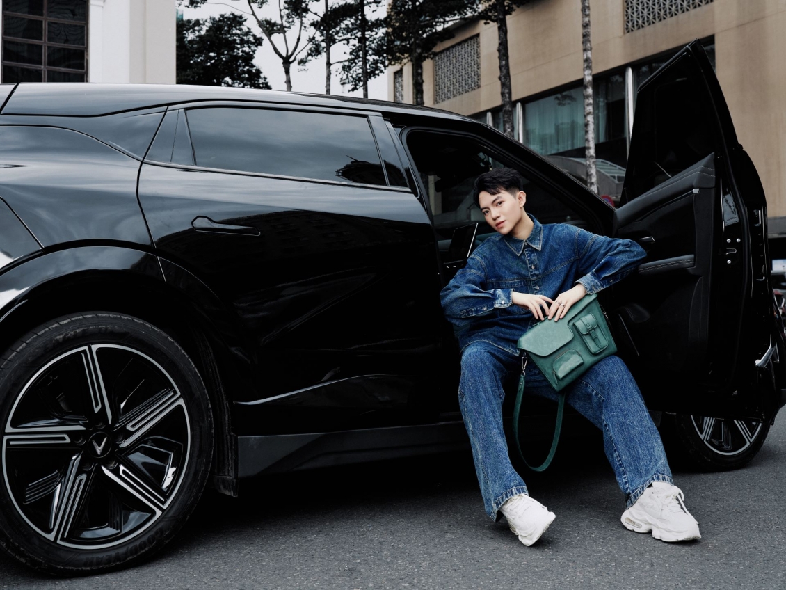 VinFast VF 7 khơi nguồn cảm hứng sáng tạo cho NTK Phan Đăng Hoàng VinFast VF 7 khơi nguồn cảm hứng sáng tạo cho NTK Phan Đăng Hoàng