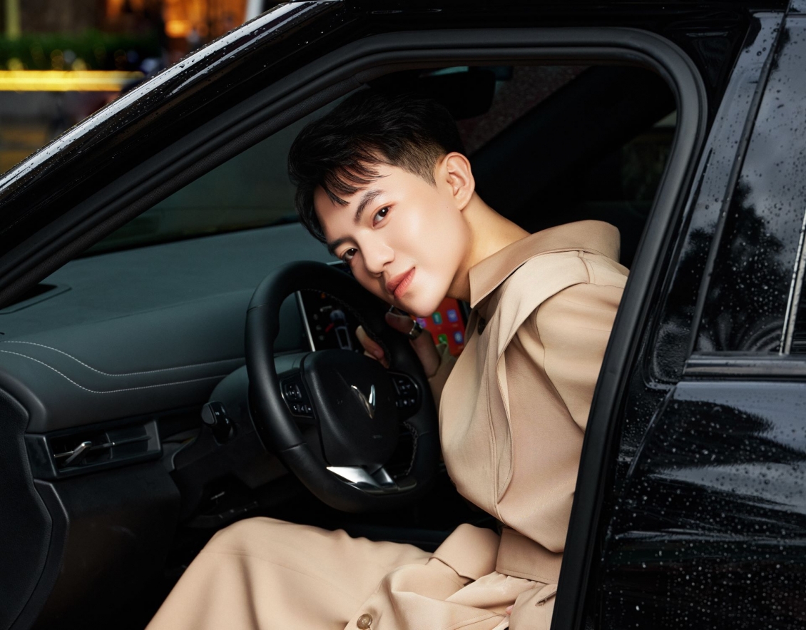 VinFast VF 7 khơi nguồn cảm hứng sáng tạo cho NTK Phan Đăng Hoàng VinFast VF 7 khơi nguồn cảm hứng sáng tạo cho NTK Phan Đăng Hoàng