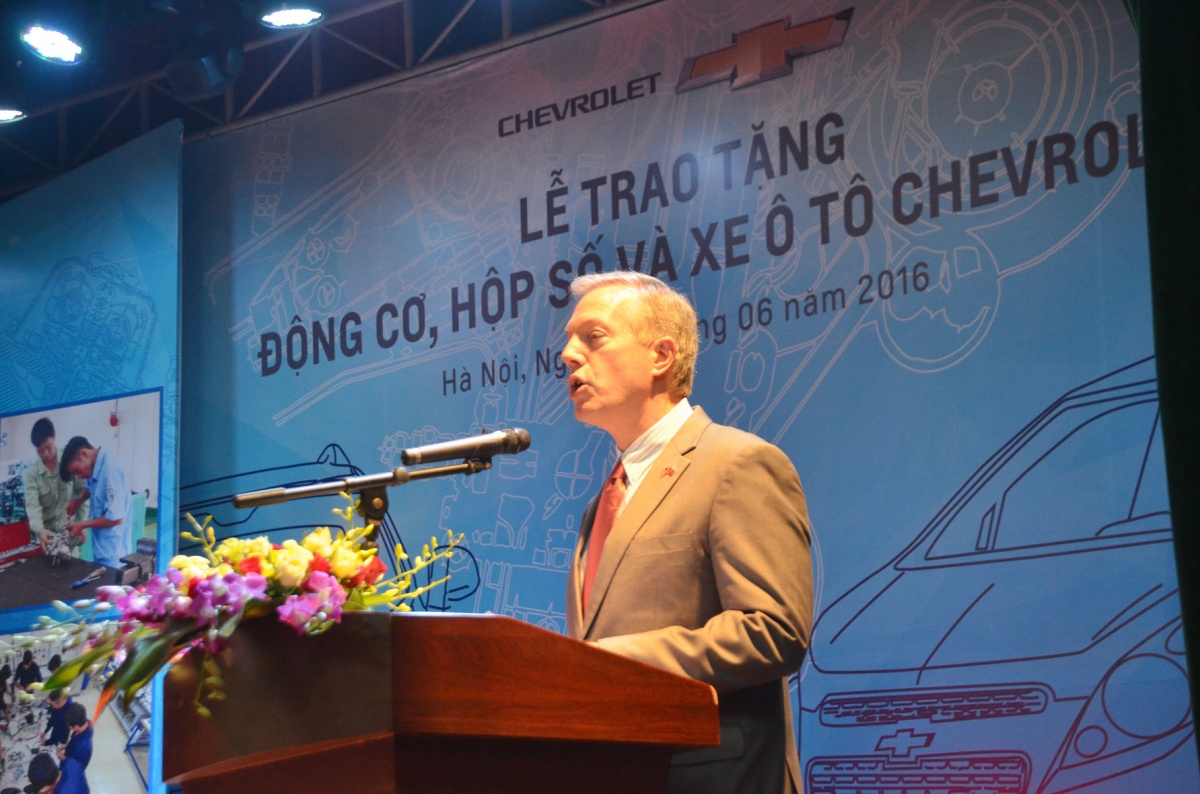 GM Việt Nam tài trợ ôtô, động cơ và hộp số cho sinh viên general viet nam tai tro oto v