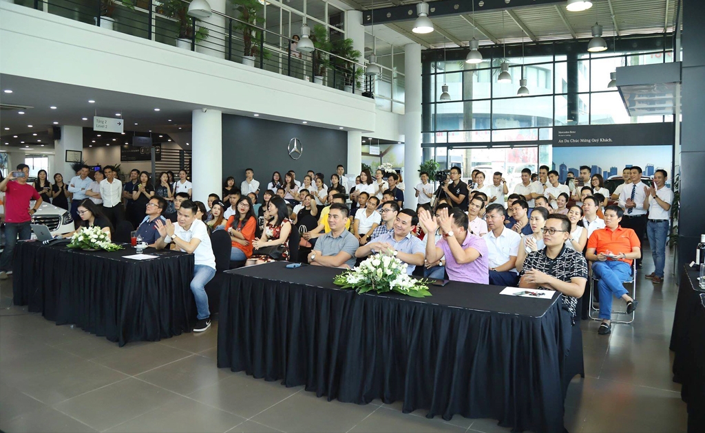 mua xe sang trung giai du lich chau au