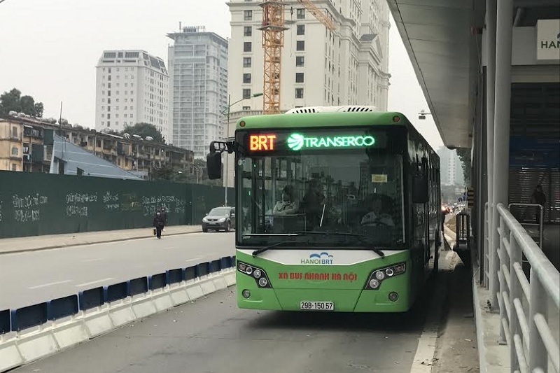 Lắp đặt xong dải phân cách tại nhà chờ xe buýt nhanh BRT