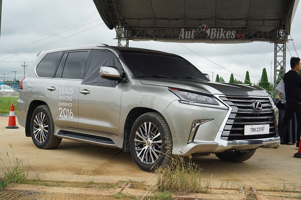 Giá xe Lexus giảm hơn 200 triệu đồng tại Việt Nam