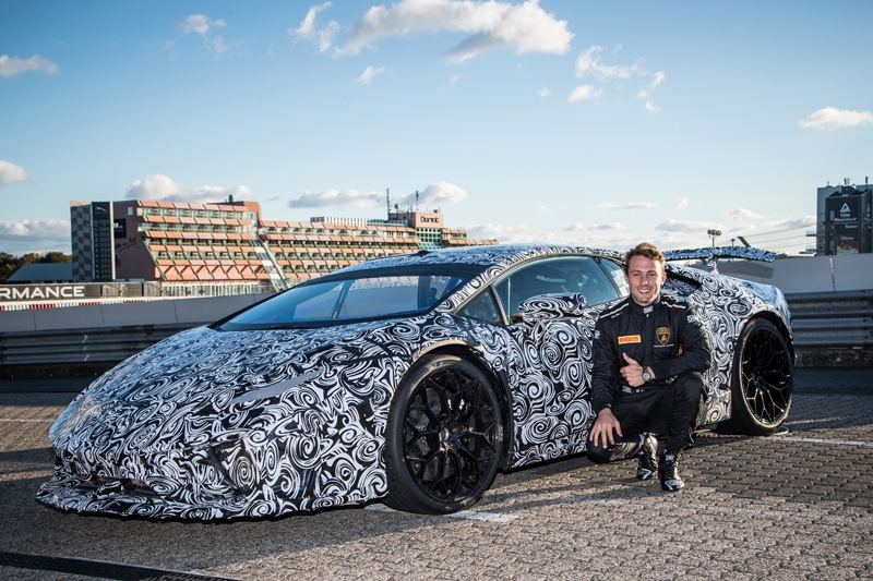 Lamborghini Huracan Perfornamte lập kỷ lục mới trên đường đua
