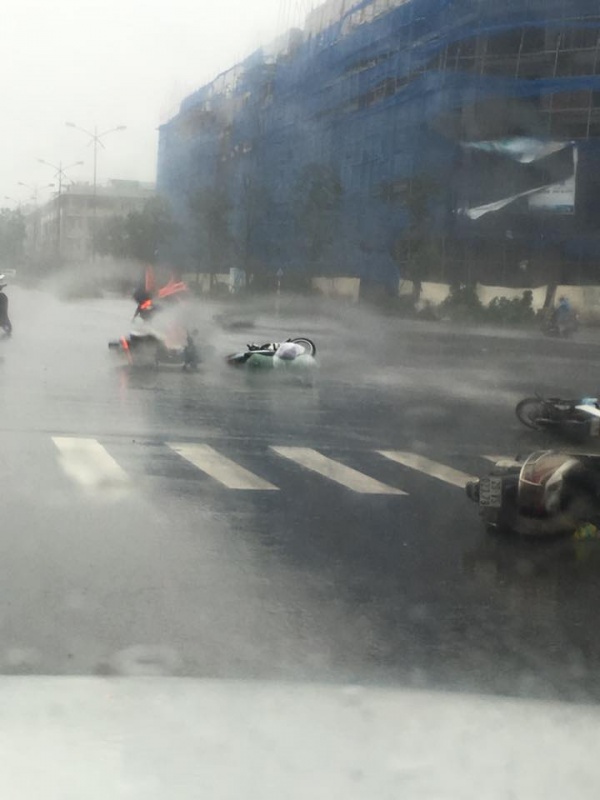 xe may do dat tren pho do bao