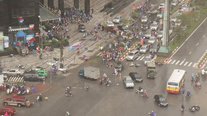 xe may do dat tren pho do bao