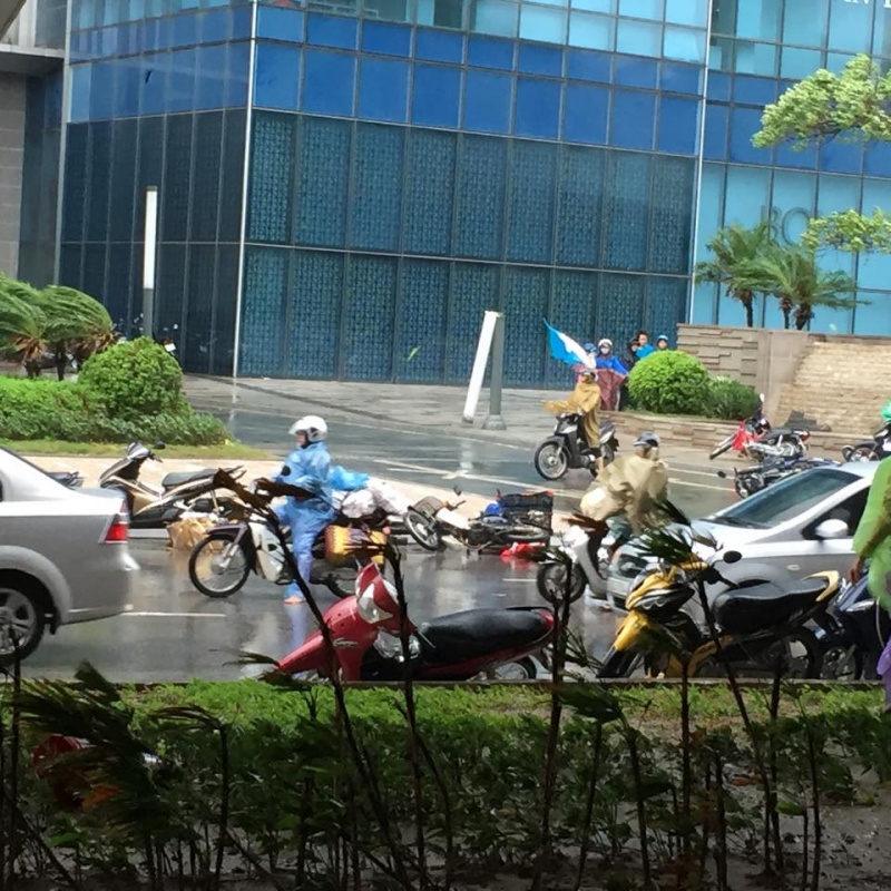 xe may do dat tren pho do bao