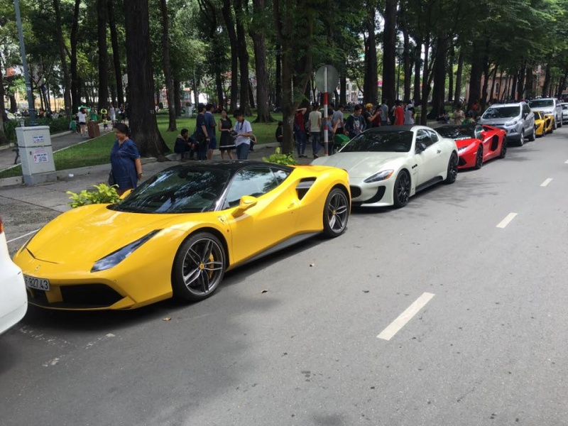 dan sieu xe tu hop cuoi tuan tai sai gon