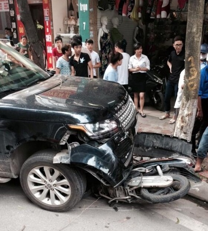 xe sang range rover hse gay tai nan tren pho thuy khue