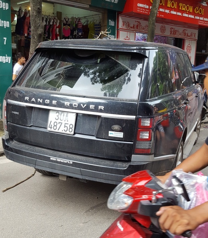 xe sang range rover hse gay tai nan tren pho thuy khue