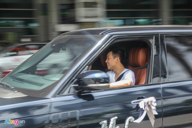 minh nhua lang man voi dan xe sang range rover don vo